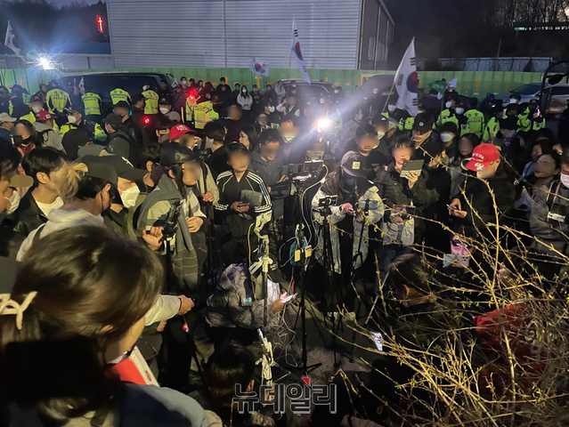 ▲ 25일 저녁 남태령 인근에서 탄핵반대 집회를 주최한 안정권 벨라도 대표와 배인규 신남성연대 대표 주변으로 시민들이 모여있다. ⓒ정경진 기자