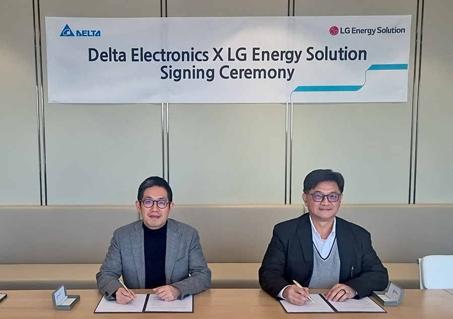 ▲ LG에너지솔루션 김형식 ESS전지사업부장과 델타 일렉트로닉스 PVI 사업부 총괄 책임자 마이크 왕(Mike Wang)이 파트너십을 체결하고 있다ⓒLG엔솔