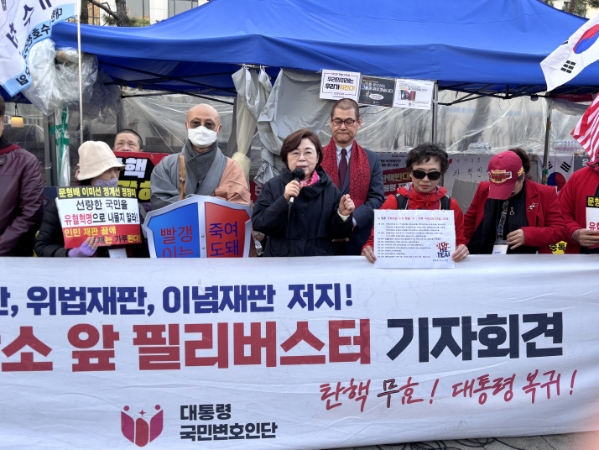 ▲ 서울특별시교회총연합회(서교총)이 지난 25일 '대통령 국민변호인단'이 헌재 앞에서 개최한 '제22차 헌재 앞 무제한 필리버스터 기자회견'에 참여했다. 김정재 국민의힘 의원이 발언하고 있는 모습. ⓒ대통령 국민변호인단 제공