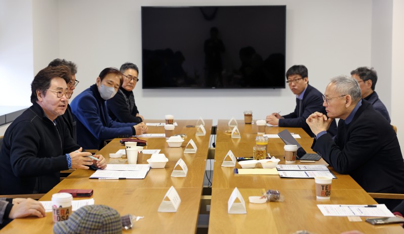 ▲ 유인촌 문화체육관광부 장관이 지난 2월 25일 서울 종로구 국립현대미술관 서울관에서 대중문화예술 명예의 전당 민간 추진위원회 관계자를 만나 대중문화예술 명예의 전당 추진과 관련한 간담회를 열고 현장 의견을 수렴하고 있다.ⓒ문체부