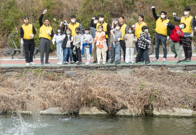 ▲ HDC현대산업개발 서울원 아이파크 현장 직원들과 지역주민 10여 명은 지난 25일 서울시 노원구 중랑천 일대에서 주변 환경을 깨끗하게 정리하는 플로깅 봉사활동을 진행했다.ⓒHDC현대산업개발