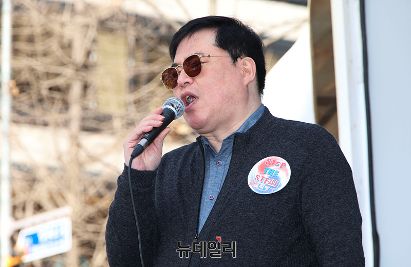 ▲ 이재명 더불어민주당 대표의 공직선거법 위반 2심 선고공판을 앞둔 26일 오전 서울 서초구 서울중앙지법 앞에서 열린 '이재명 대표 구속 촉구 집회'에서 유동규 전 성남도시개발공사 기획본부장이 발언하고 있다. ⓒ서성진 기자