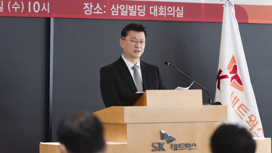 ▲ 이호정 SK네트웍스 대표가 주주들에게 영업보고를 하는 모습. ⓒSK네트웍스