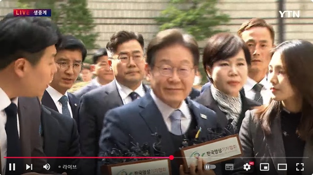 ▲ 이재명 더불어민주당 대표가 법정 입정하고 있다. 250326 사진=YTN 중계 갈무리. ⓒYTN