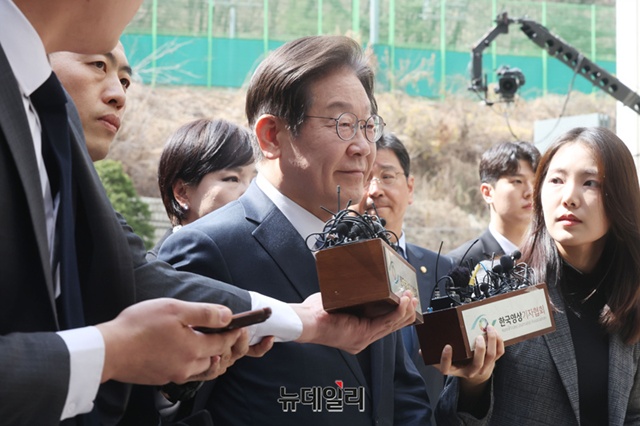 ▲ 이재명 더불어민주당 대표가 서울 서초구 서울고등법원에서 열린 공직선거법 위반 혐의 2심 선고 공판에 출석하고 있다. 250326 사진=공동취재단. ⓒ뉴데일리