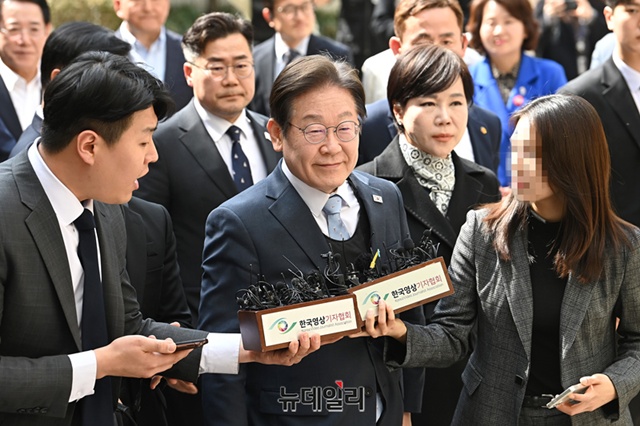 ▲ 이재명 더불어민주당 대표가 서울 서초구 서울고등법원에서 열린 공직선거법 위반 혐의 2심 선고 공판에 출석하고 있다. 250326 사진=공동취재단. ⓒ뉴데일리