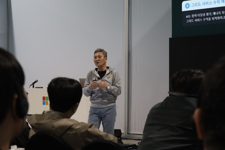 ▲ 한화큐셀 박영춘 Digital Solutions 센터장이 26일 양재 aT센터에서 신규 에너지 소프트웨어를 소개하고 있다.ⓒ한화큐셀