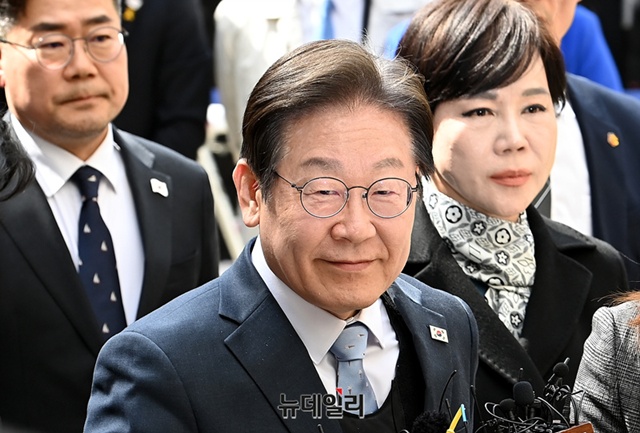 ▲ 이재명 더불어민주당 대표가 서울 서초구 서울고등법원에서 열린 공직선거법 위반 혐의 2심 선고 공판에 출석하고 있다. 250326 사진=공동취재단. ⓒ뉴데일리