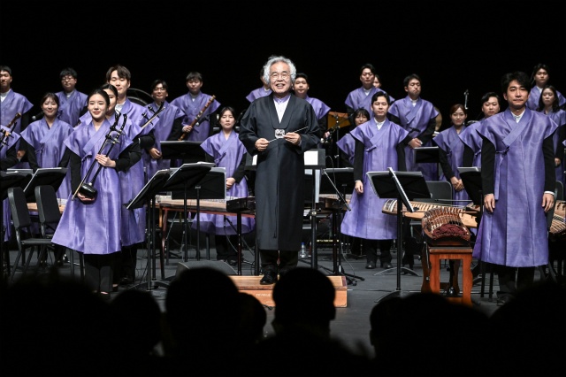 ▲ 초등학교 고학년생들에게 재능기부로 국악 멘토링에 나서는 평택시립국악관현악단(자료사진)ⓒ평택시 제공