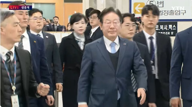 ▲ 이재명 더불어민주당 대표가 법정 입정하고 있다. 250326 사진=YTN 중계 갈무리. ⓒYTN