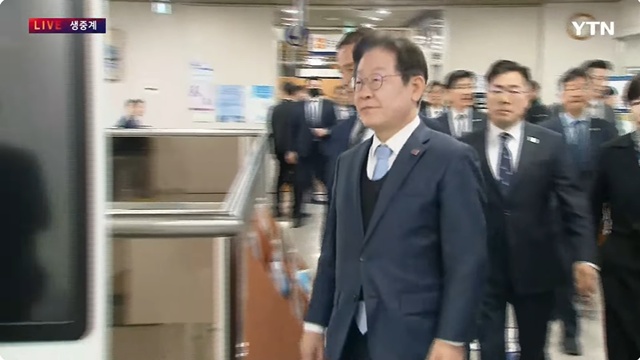 ▲ 이재명 더불어민주당 대표가 법정 입정하고 있다. 250326 사진=YTN 중계 갈무리. ⓒYTN
