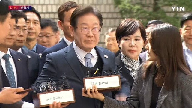▲ 이재명 더불어민주당 대표가 법정 입정하고 있다. 250326 사진=YTN 중계 갈무리. ⓒYTN