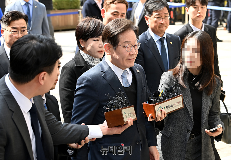 ▲ 공직선거법위반 혐의로 재판에 넘겨진 이재명 더불어민주당 대표가 26일 서울 서초구 서울고등법원에서 진행되는 항소심 선고공판에 출석하고 있다. ⓒ사진=공동취재단
