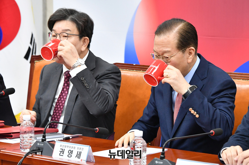 ▲ 권영세 국민의힘 비상대책위원장과 권성동 원내대표가 지난달 27일 오전 국회에서 열린 비상대책위원회의에서 물을 마시고 있다. ⓒ이종현 기자