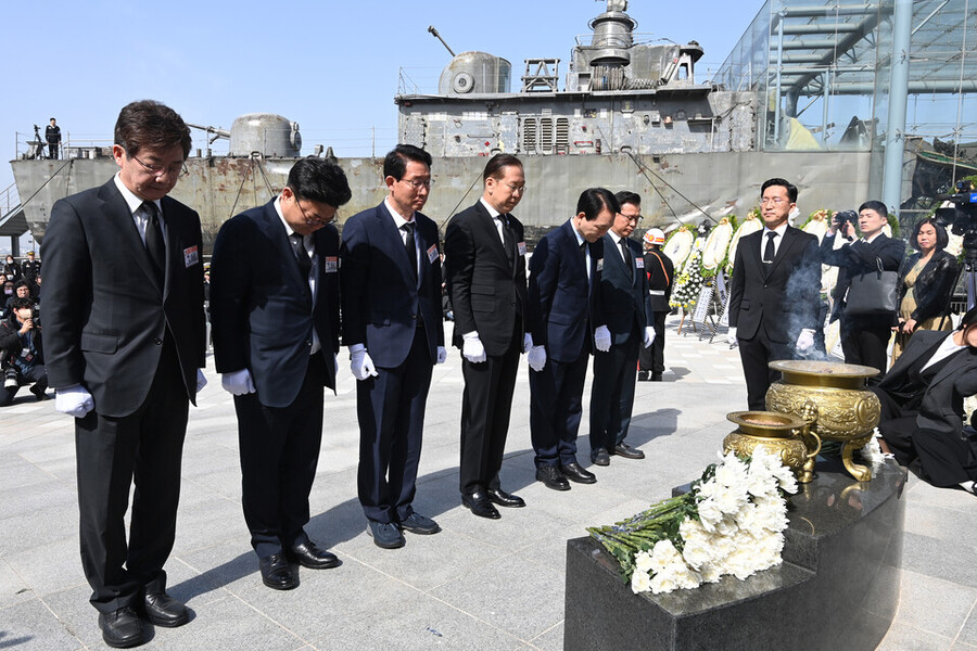 ▲ 권영세 국민의힘 비상대책위원장(왼쪽 네 번째)을 비롯한 국민의힘 참석자들이 26일 경기도 평택시 해군 제2함대 사령부에서 열린 ‘제15주기 천안함 46용사 추모식’에서 묵념하고 있다. ⓒ연합뉴스