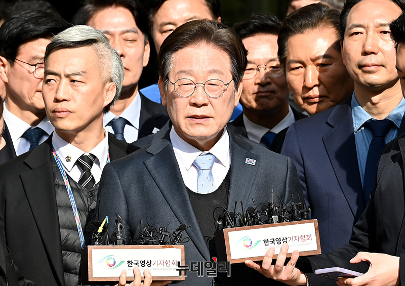 ▲ 공직선거법 위반 항소심에서 무죄를 선고받은 이재명 더불어민주당 대표가 26일 오후 서울 서초구 서울고등법원에서 열린 공직선거법 위반 혐의 2심 선고 공판을 마친 뒤 의원들과 인사를 나누고 있다. (사진=공동취재단)