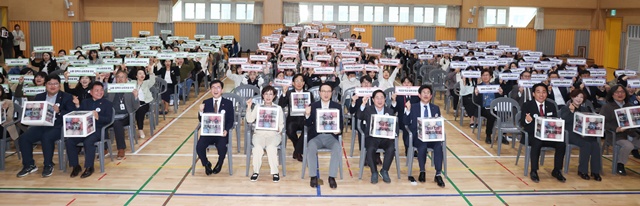▲ 임태희 경기도교육감 등 관계자들이 26일 남양주 다산한강초등학교에서 열린 '2025 상호존중 학교 문화 조성을 위한 교육공동체 약속 선포식'에서 기념촬영을 하고 있다. ⓒ경기도교육청 제공