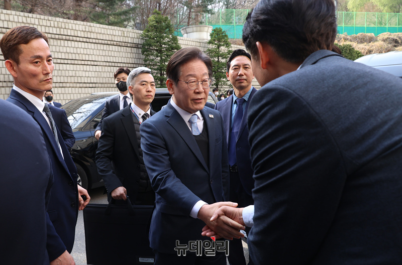 ▲ 공직선거법 위반 항소심에서 무죄를 선고받은 이재명 더불어민주당 대표가 26일 오후 서울 서초구 서울고등법원에서 열린 공직선거법 위반 혐의 2심 선고 공판을 마친 뒤 의원들과 인사를 나누고 있다. (사진=공동취재단)