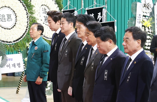 ▲ 김진경 경기도의회 의장(민주·시흥3) 등 대한민국 시도의회 의장협의회 관계자들이 26일 경남 산청 산불진화 사고 희생자를 기리는 합동분향소가 차려진 창녕군민체육관을 찾아 조문하고 있다. ⓒ경기도의회 제공