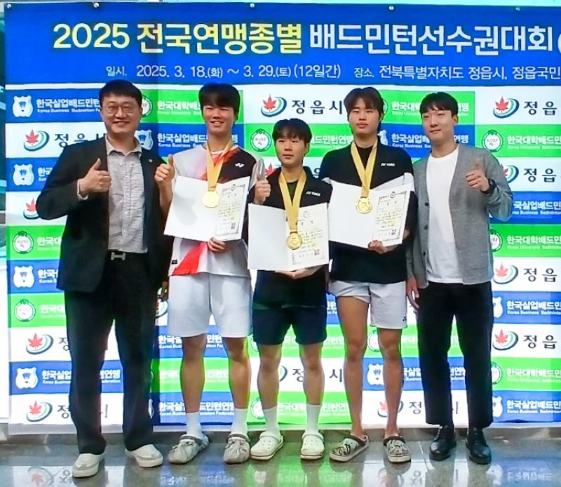 ▲ 수상의 영예를 안은 선수들과 팀 관계자들이 기념 촬영을 하고 있다(왼쪽부터 스포츠과학부 서원식 교수, 김민상, 최지훈, 강건희, 김휘태 코치).ⓒ백석대