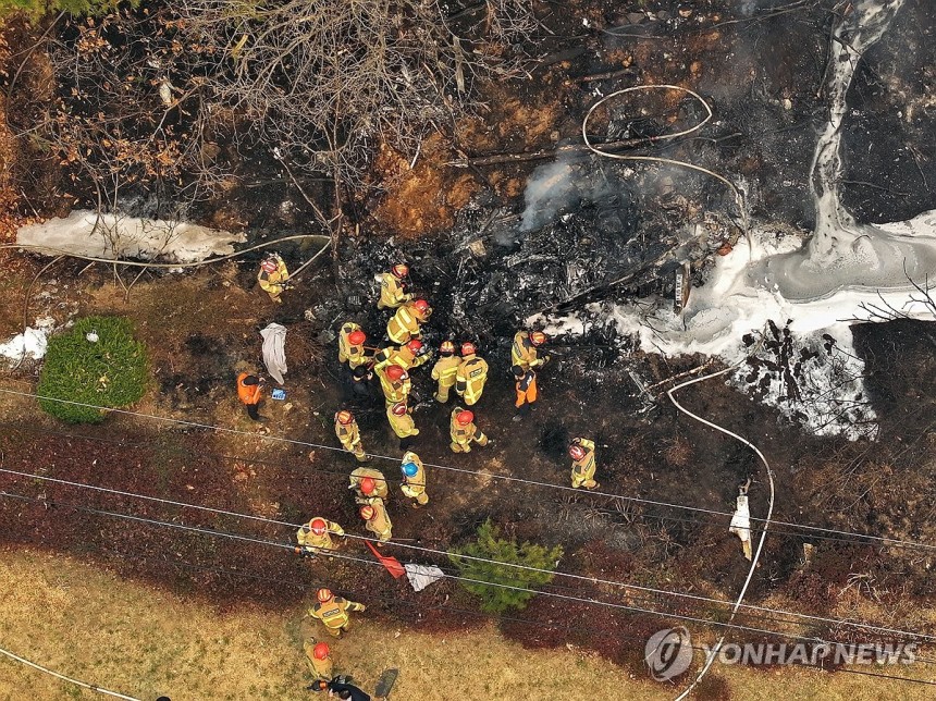 ▲ 26일 오후 경북 의성군 신평면 교안리 야산에 산불진화용 헬기가 추락해 당국이 사고 수습을 하고 있다. ⓒ연합뉴스