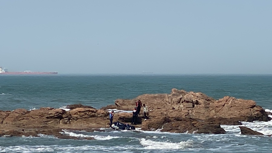 ▲ 태안해양경찰서 모항파출소 연안 구조정이 만리포 선창여 인근 갯바위에서 고립된 낚시객을 구조하고 있다.ⓒ태안해양경찰서