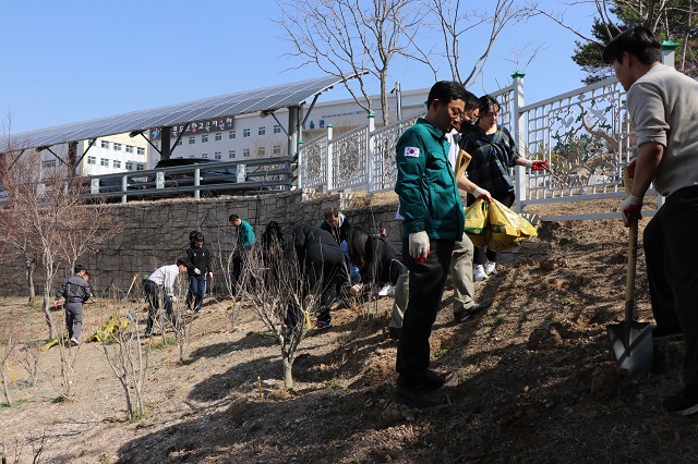 ▲ 포항교육지원청은 지난 25일 ‘제80회 식목일’을 맞이해 전 직원이 참여해 자연과 함께 하는 희망의 나무심기 행사를 실시했다.ⓒ포항교육청