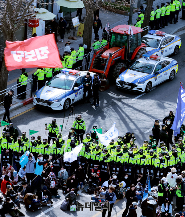 ▲ 윤석열 대통령 탄핵을 촉구하며 트랙터 상경 집회를 시도한 전국농민회총연맹(전농) 시위대가 26일 오전 서울 종로구 자하문로 인근에서 도로를 막고 농성을 하고 있다. ⓒ서성진 기자
