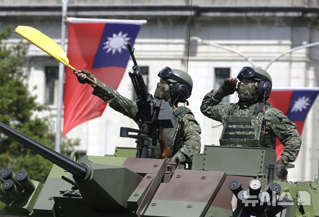 ▲ 대만 국경절인 지난해 10월10일 대만 총통부 앞에서 열린 기념행사에 참여한 대만 군인들이 경례하고 있다. 241010 AP/뉴시스. ⓒ뉴시스