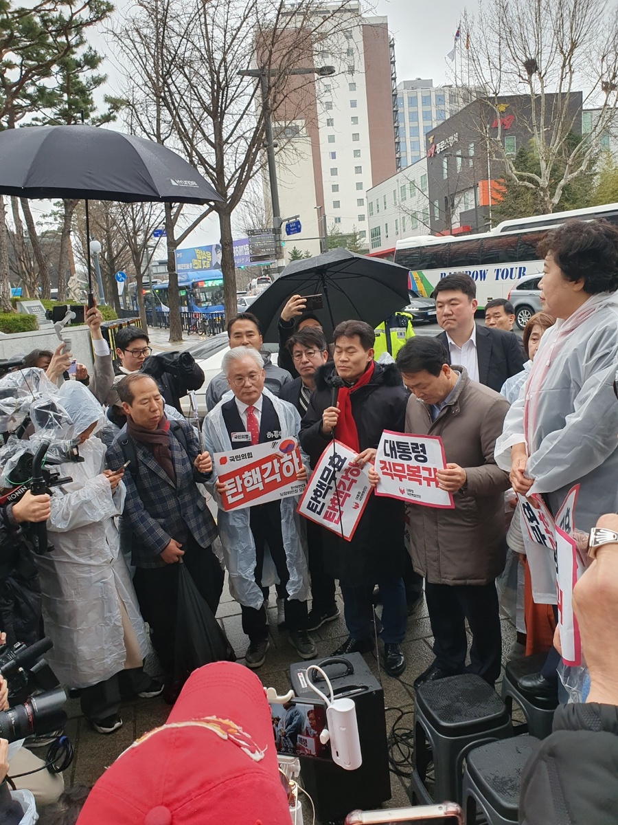 ▲ 전한길 한국사 강사가 안국역 오전 7시 '여리고 행진'에 참여해 발언하고 있는 모습 ⓒ대통령 국민변호인단 제공