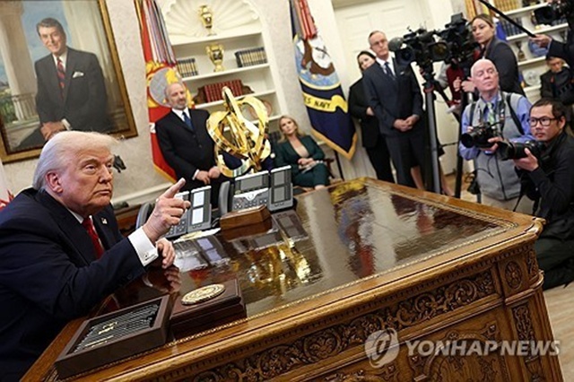 ▲ 백악관 집무실에서 기자회견 하는 도널드 트럼프 미국 대통령. 로이터=연합뉴스. ⓒ연합뉴스