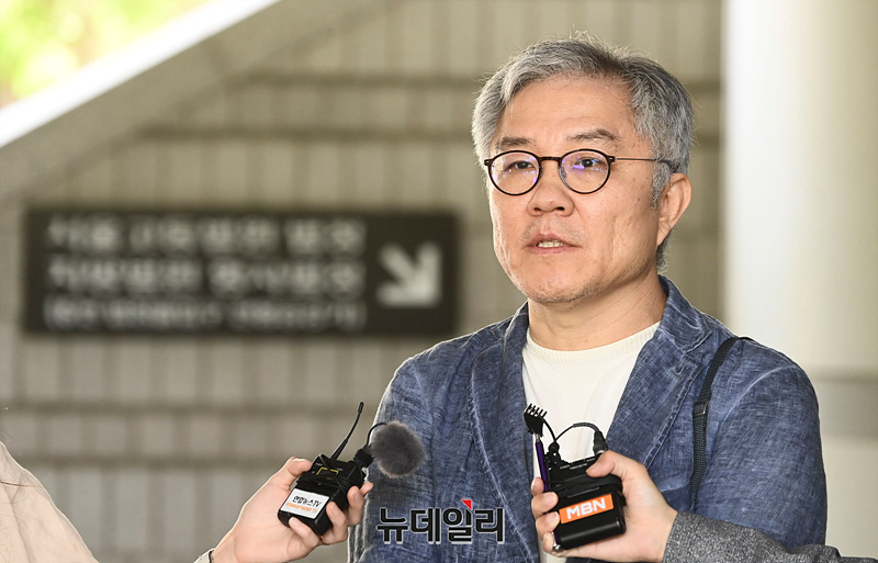 ▲ '조국 조국혁신당 대표 아들이 실제 인턴 활동을 했다'는 취지의 허위발언을 한 혐의로 재판에 넘겨진 최강욱 전 더불어민주당 의원이 지난해 6월 19일 오후 서울 서초구 서울고등법원에서 열린 항소심 선고 공판에서 벌금형을 선고받고 입장을 밝히고 있다. ⓒ서성진 기자
