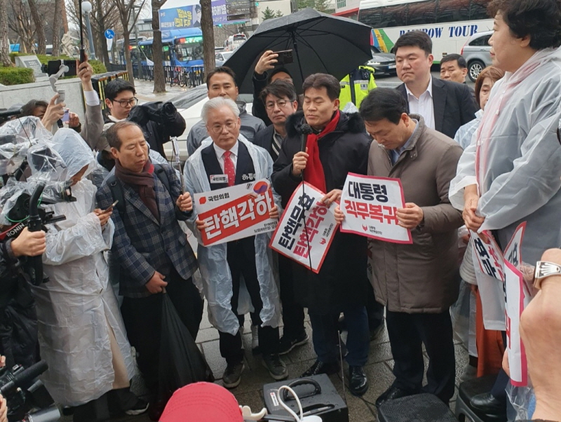 ▲ 27일 오전 7시부터 안국역 1번 출구에서는 비가 오는 가운데서도 탄핵반대 여리고 행진이 열렸다. 국민변호인단장인 석동현 변호사, 한국사 강사 전한길 씨, 국민의힘 조배숙·이인선·성일종 의원, 박원영 목사 등과 시민 300여 명은 헌재를 둘러싸는 침묵기도 행진을 하며 헌재의 공정한 판결을 촉구했다. ⓒ대통령 국민변호인단 제공