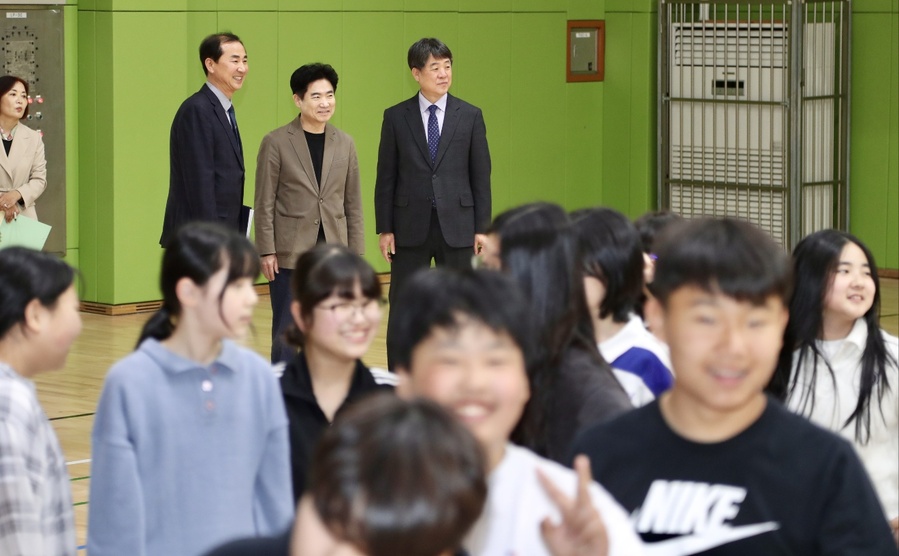 ▲ 26일 순천세빛중학교를 찾은 김대중 전남교육감과 교육가족들이 수업을 참관하고 있다. ⓒ 전라남도교육청 제공