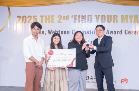 ▲ 제2회 국제 K-콘텐츠 공모전 'Find Your Myanmar' 영상 부문에서 '대상'을 받은 수상자가 기념사진을 찍고 있다(왼쪽부터 대상 수상자 Min Thant Ko Ko 외 2인, 방송콘텐츠진흥재단 이상구 상임이사). ⓒ방송콘텐츠진흥재단