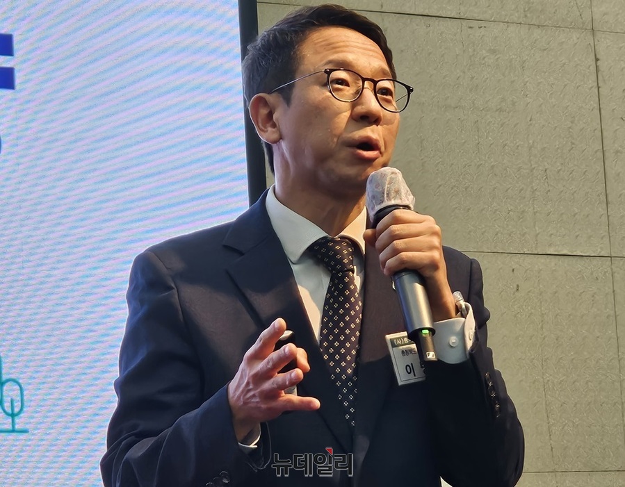 ▲ 이방무 충북도 기획조정실장이 27일 오전 청주 엔포드호텔에서 열린 충북경제포럼 제259차 월례강연회에서 충북 도정의 2024년 10대 성과와 2025년 주요 추진전략을 발표하고 있다.ⓒ김정원 기자