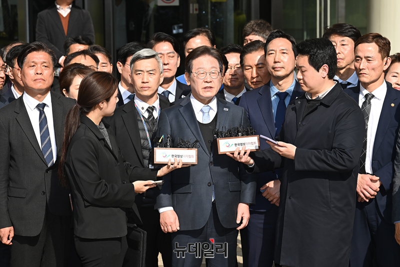 ▲ 공직선거법 위반 항소심에서 무죄를 선고받은 이재명 더불어민주당 대표가 26일 서울 서초구 서울고등법원에서 열린 공직선거법 위반 혐의 2심 선고 공판을 마친 뒤 입장을 밝히고 있다. ⓒ이종현 기자