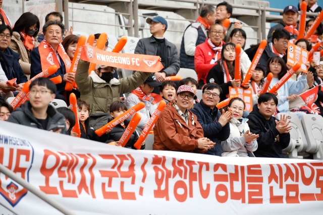 ▲ 화성FC 팬들의 홈경기 응원 모습ⓒ화성시 제공