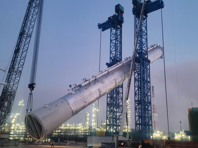 ▲ 타워리프팅시스템(TLS)으로 분리타워를 수직으로 세우고 있다.ⓒ현대건설