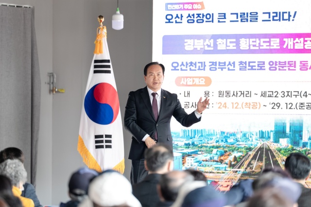 ▲ 백년동행 소통한마당을 진행하고 있는 이권재 오산시장ⓒ오산시 제공