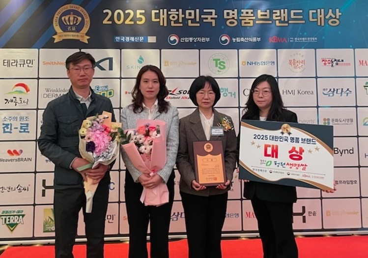 ▲ 청주시 대표 농산물 브랜드인 청원생명쌀이 27일 ‘대한민국 명품 브랜드 대상’에서 지난해에 이어 올해까지 2년 연속 대상을 수상했다.ⓒ청주시