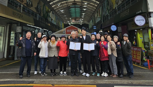 ▲ 경기관광공사와 문산자유시장 관계자들이 업무협약을 체결한 뒤 기념촬영을 하고 있다. ⓒ경기관광공사 제공