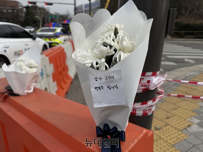 ▲ 27일 오후 싱크홀 사고 현장에 희생자 추모 꽃다발이 놓여 있다. ⓒ정혜영 기자