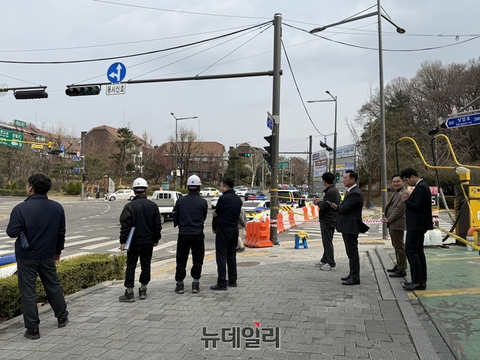 ▲ 강동구의회 관계자들이 27일 오후 서울 강동구 명일동 싱크홀 사고 현장을 둘러보고 있다. ⓒ정혜영 기자