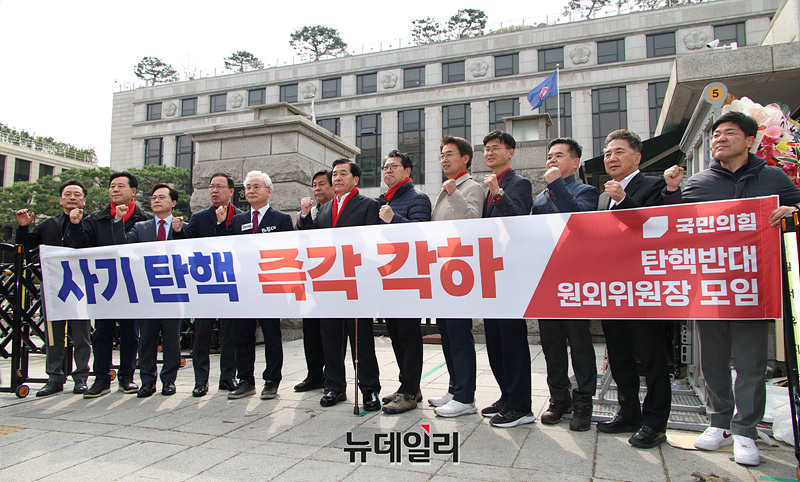 ▲ 국민의힘 원외당협위원장 86명이 참여하고 있는 탄핵 반대 당협위원장(탄반모)은 윤석열 대통령에 대한 국회의 탄핵소추안이 헌법재판소에 접수된 지 104일을 맞은 27일 오후 헌재 앞에서 릴레이 기자회견을 시작했다. ⓒ서성진 기자