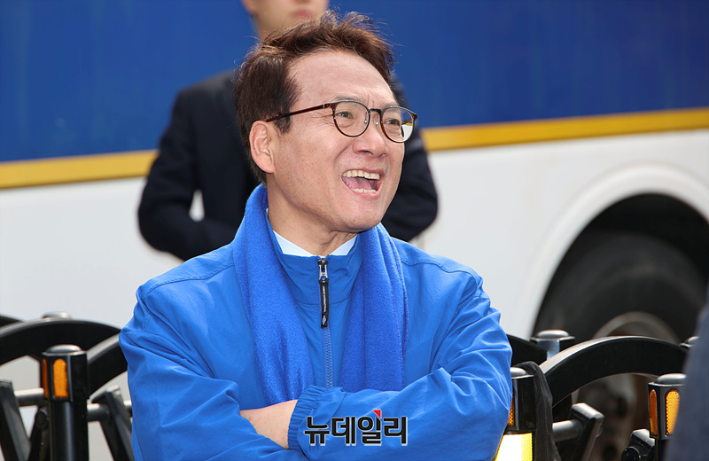 ▲ 문재인 정부에서 국가정보원 1차장과 기조실장을 지낸 박선원 더불어민주당 의원이 27일 오후 헌법재판소 정문 앞에서 연신 