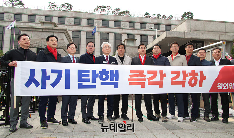 ▲ 국민의힘 원외당협위원장 86명이 참여하고 있는 탄핵 반대 당협위원장(탄반모)은 윤석열 대통령에 대한 국회의 탄핵소추안이 헌법재판소에 접수된 지 104일을 맞은 27일 오후 헌재 앞에서 릴레이 기자회견을 시작했다. ⓒ서성진 기자