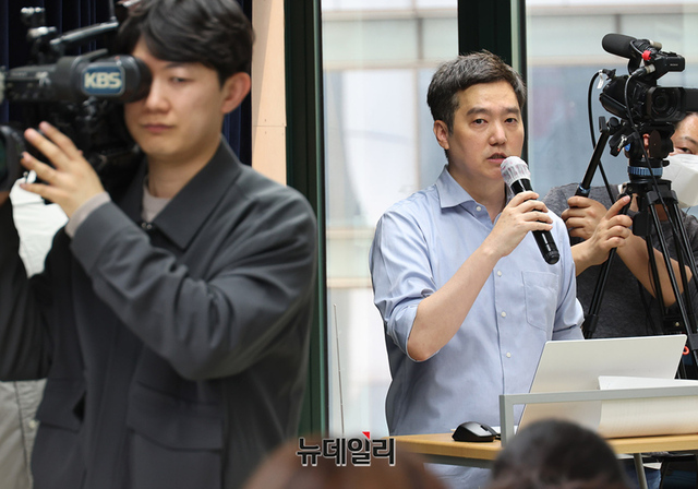 ▲ 김세의 가로세로연구소 대표가 27일 오후 서울 서초구 스페이스쉐어에서 배우 김수현과 故 김새론이 주고받은 메시지와 관련 사진을 공개하는 기자회견을 열었다. 유족 측은 이날 회견에서 증거자료를 제시하며 더 이상의 무의미한 진실공방을 원하지 않는다고 밝혔다. ⓒ정상윤 기자