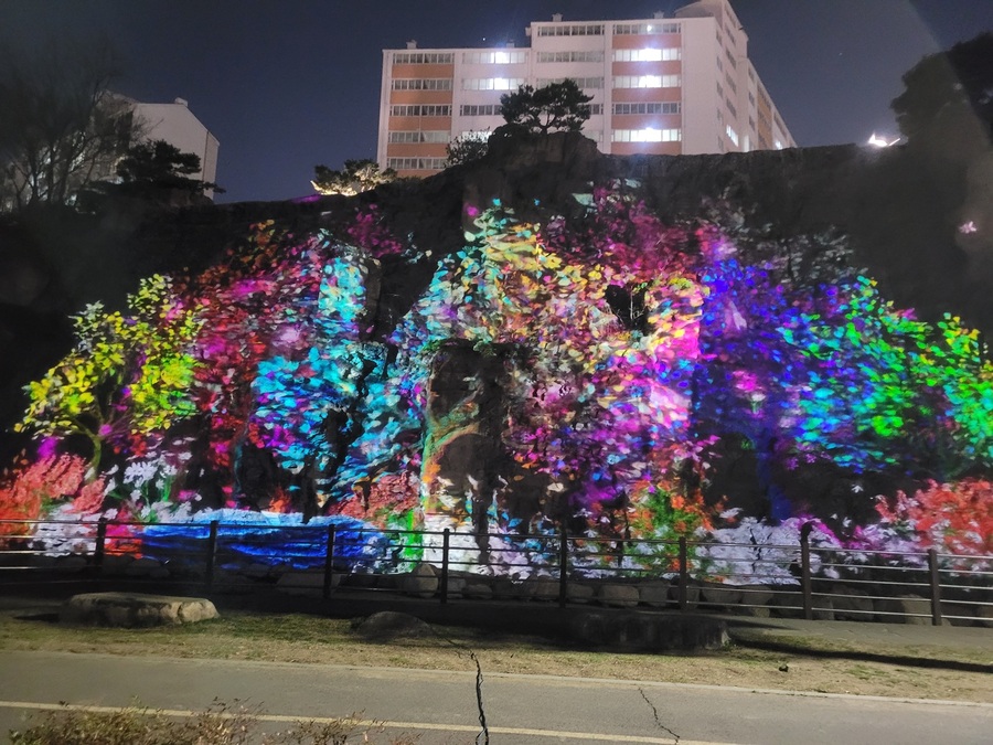 ▲ 대구 동구청(구청장 윤석준)은 오는 28일부터 아양폭포에 미디어파사드를 연출한다.ⓒ동구청