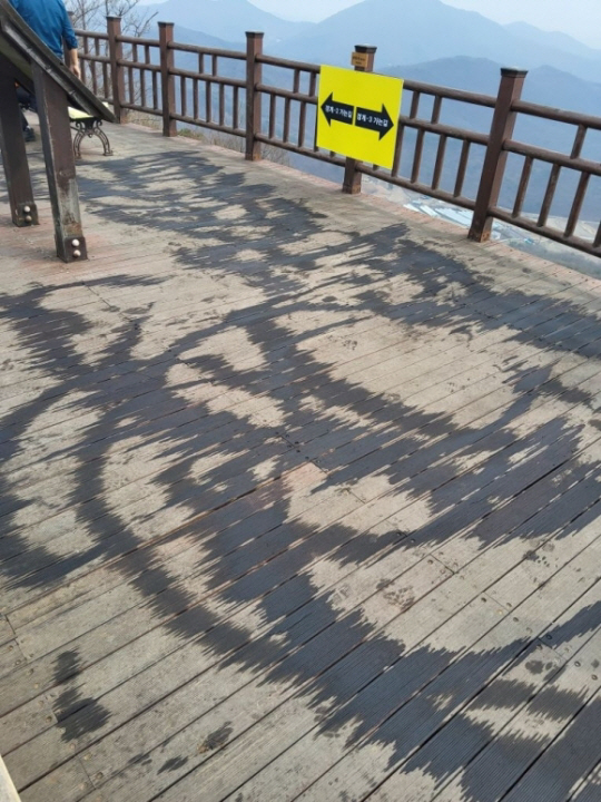 ▲ 화성특례시 비봉면 태행산 정상에 위치한 나무 데크에 인화물질로 추정되는 액체류가 흩뿌려져 있다. ⓒ경기소방제공